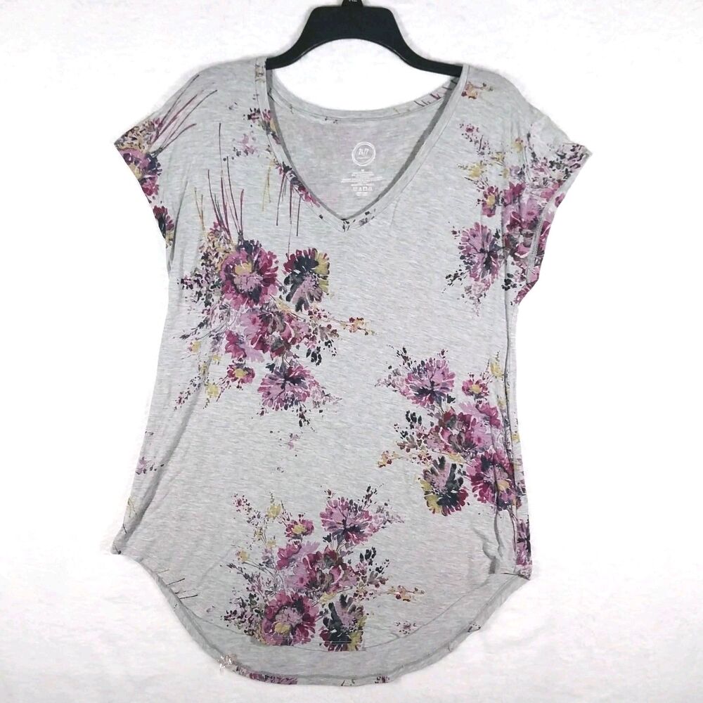 Maurices 24/7 Womens Medium Gray Pink Purple Floral V-Neck Short Sleeve Top #E98